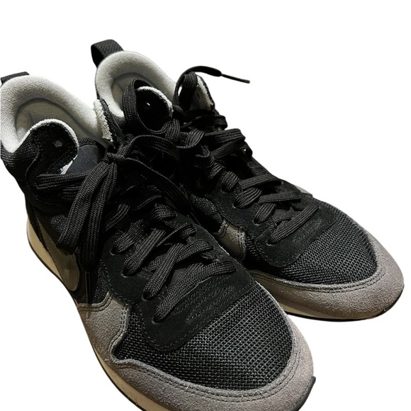 Nike Black and Gray Athletic Shoes with Breathable Mesh - Picture 2 of 7